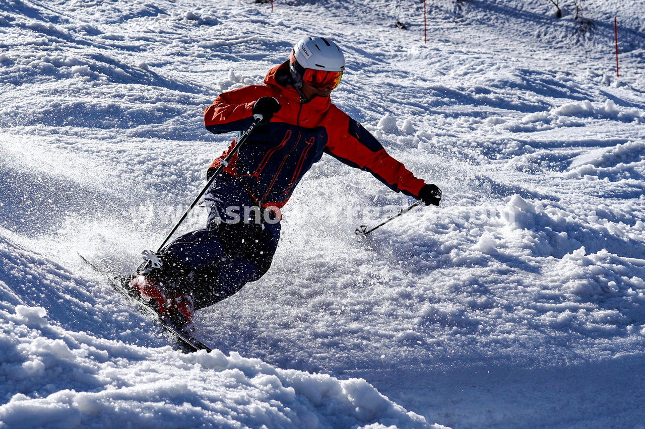 札幌国際スキー場 Mt.石井スポーツ ISHII SKI ACADEMY 校長・斉藤人之さんによる『斉藤塾』開講。本日のテーマは、「春雪！コブからスキーのたわみを楽しむ！！」(^^)v